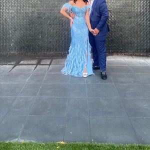 Prom dress in size 8 , Worn only ones for the wedding party great condition!